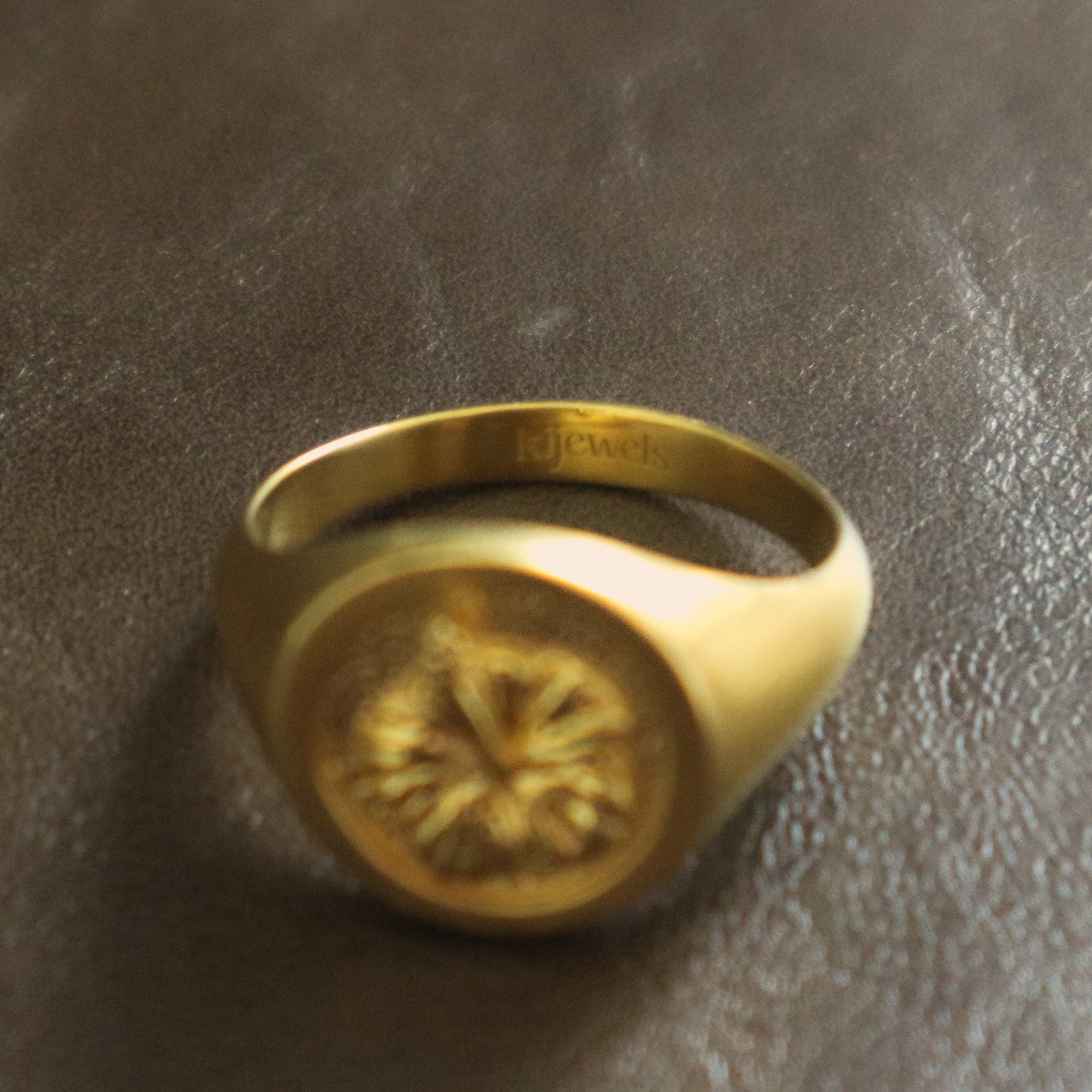 Hibiscus Signet Ring Gold