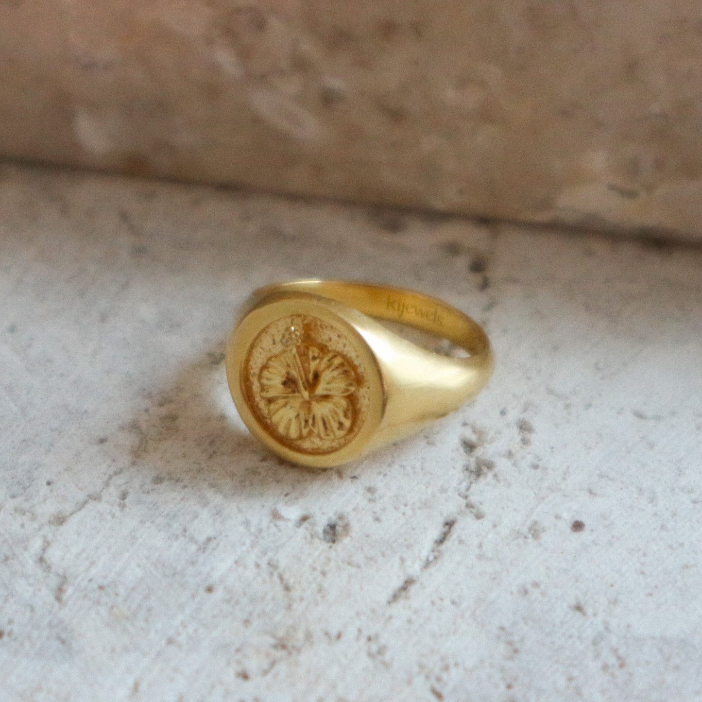 Hibiscus Signet Ring Gold