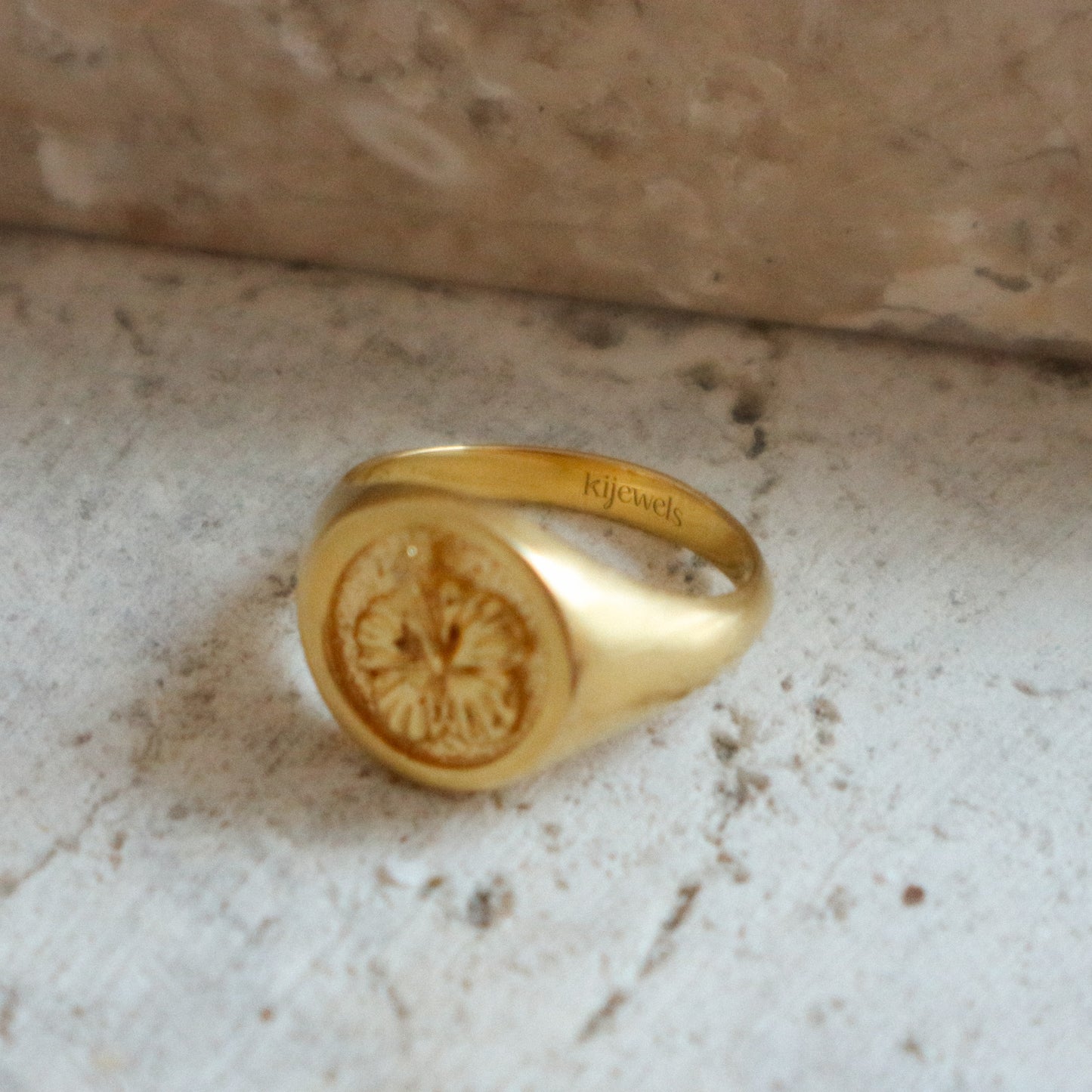 Hibiscus Signet Ring Gold