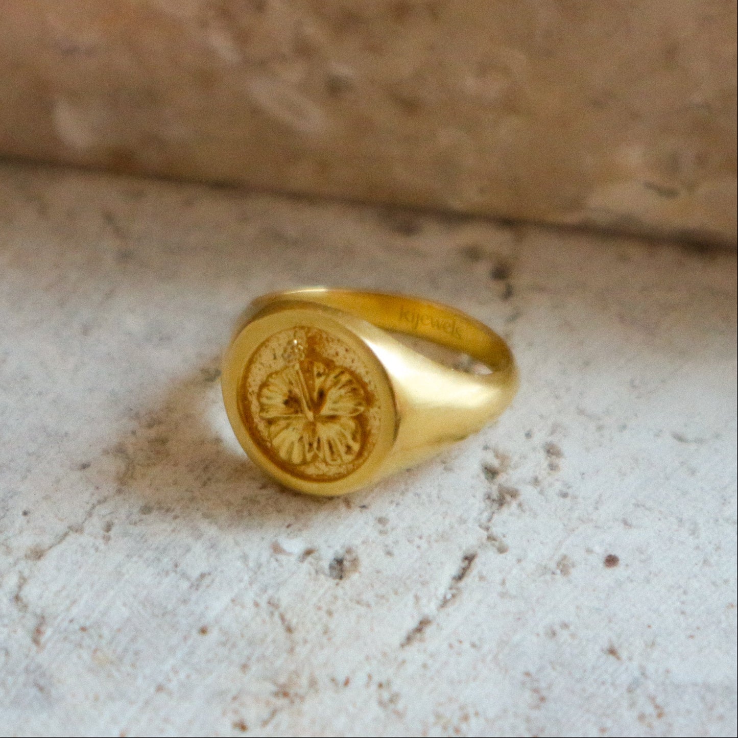 Hibiscus Signet Ring Gold